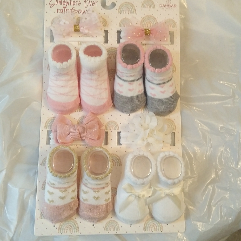 New born girls 4 booties 4 hair bows
